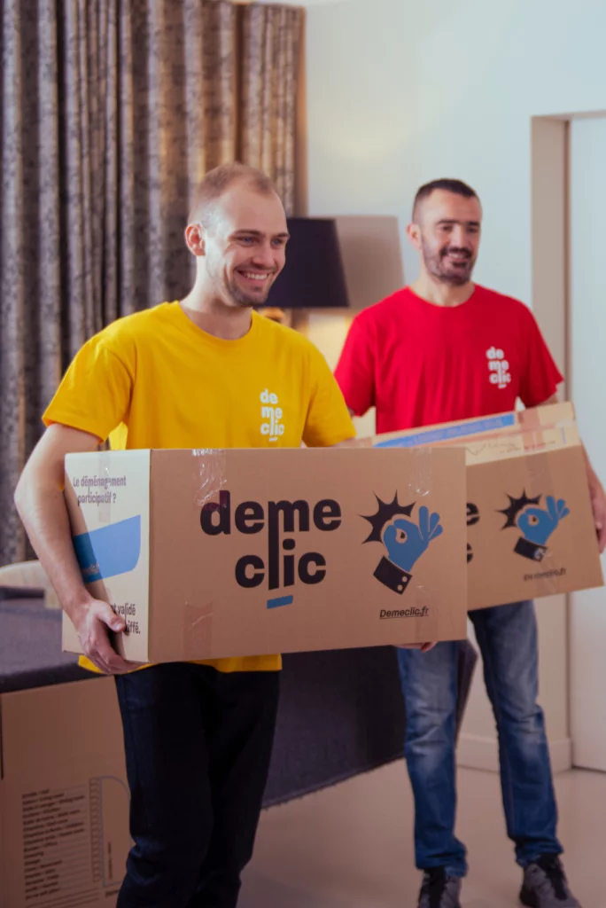 Nos déménageurs Demeclic entrain de réaliser une prestation de déménagement participatif
